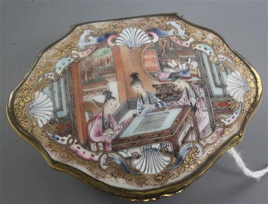 A Chinese export famille rose snuff box and cover, & a vase